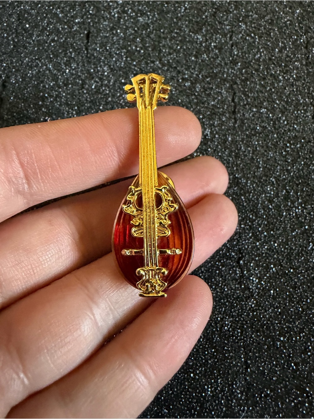 Vintage Avon Gold Tone Mandolin Brooch
